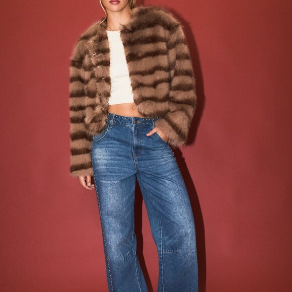 Le Lis Round Neck Faux Fur Crop Coat - Picture 1 of 4